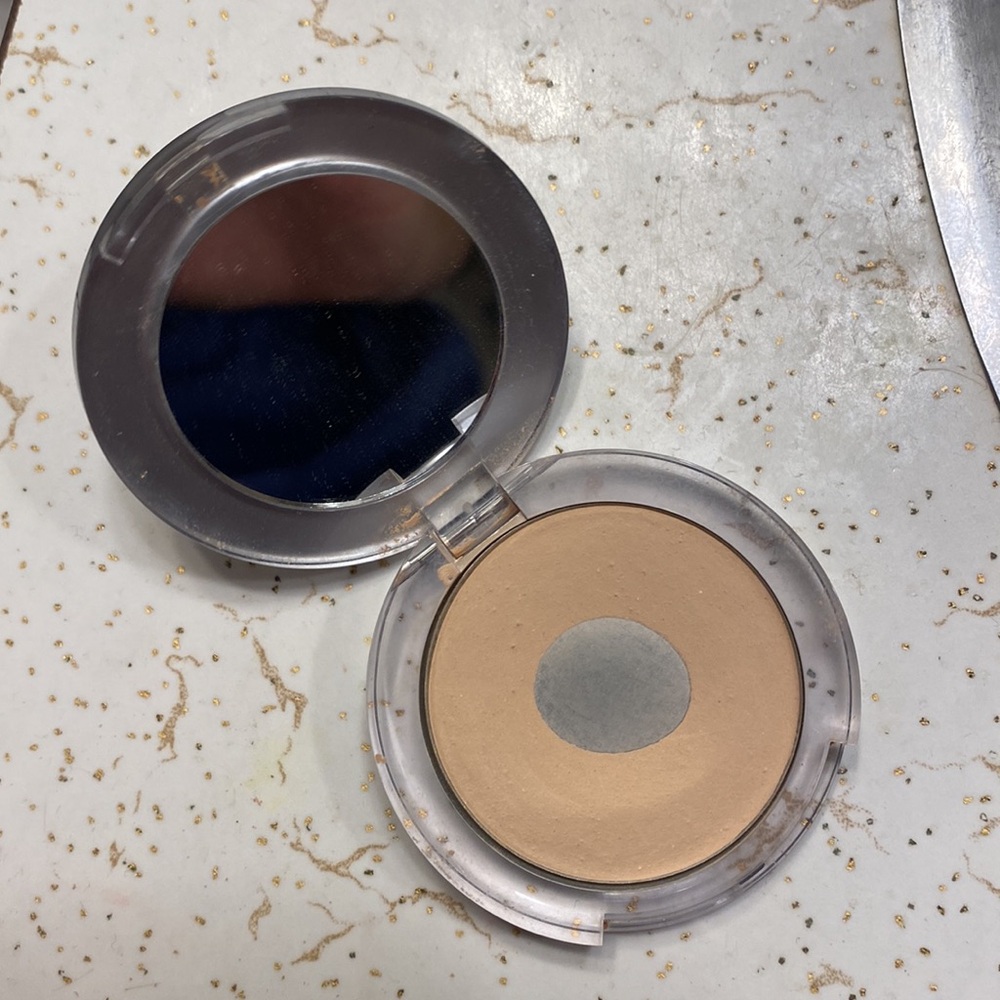PUR Minerals Powder - Picture 2 of 3